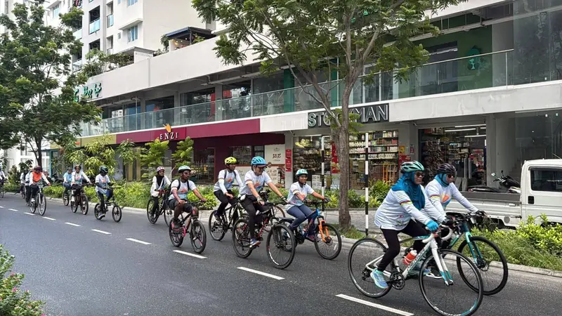 Riders streaming down a Hulhumalé street on the Three Islands Tour