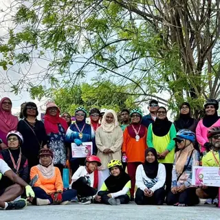 Group holding certificates at the Ramadan Cycling challenge
